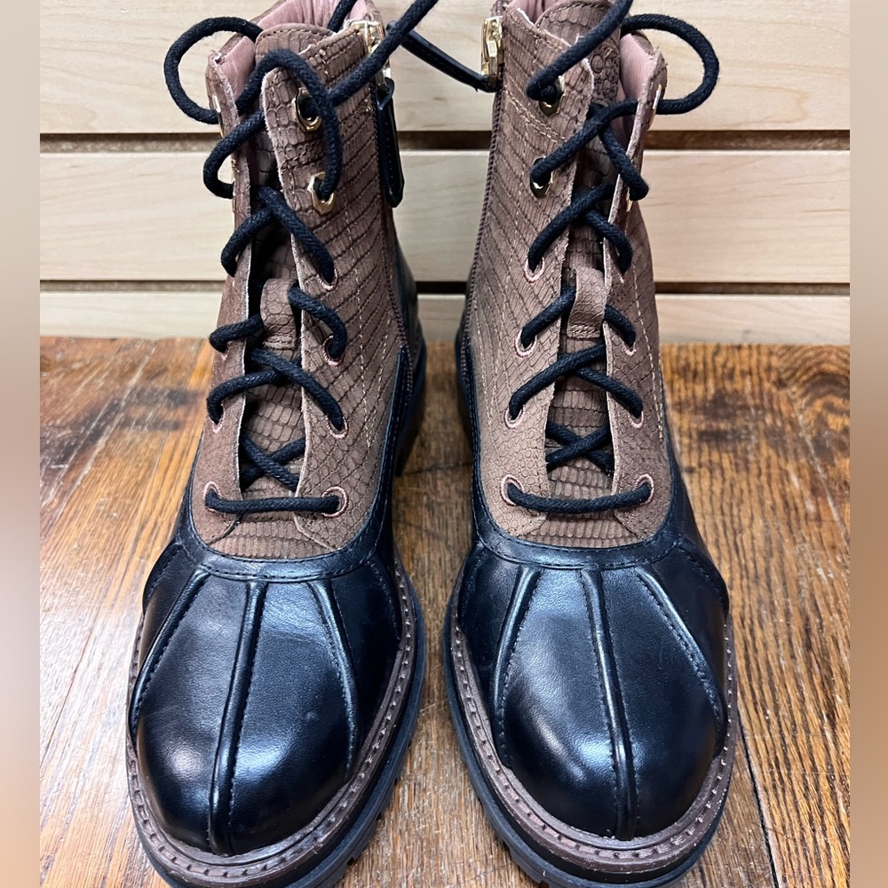 Like new Louise etCIE Duck Boot style.  Zip side and leather.